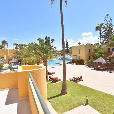 Apartment Book Jet - Beautiful Garden & Pool